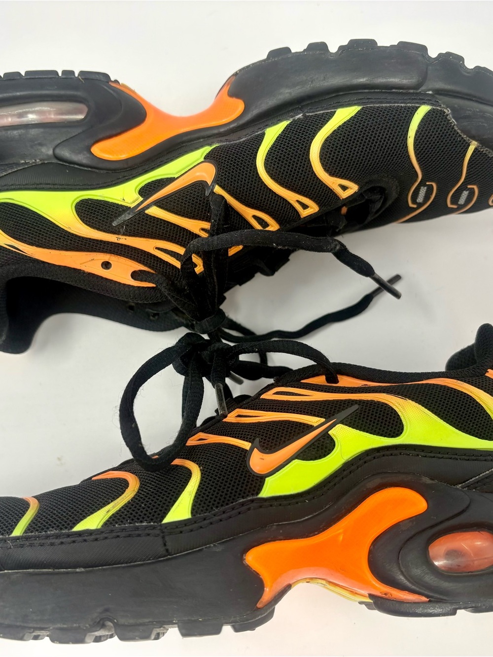 Nike Air Max Plus Black Volt Total Orange Size 6Y 655020-084